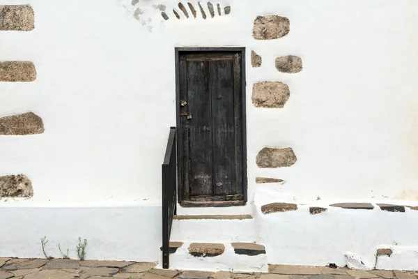 Ancienne porte noire dans le village de Betancuria sur Fuerteventura, Îles Canaries, Espagne — Photo