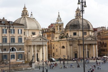 Santa Maria dei Miracoli ve Santa Maria di Montesanto Roma'da iki kilise vardır