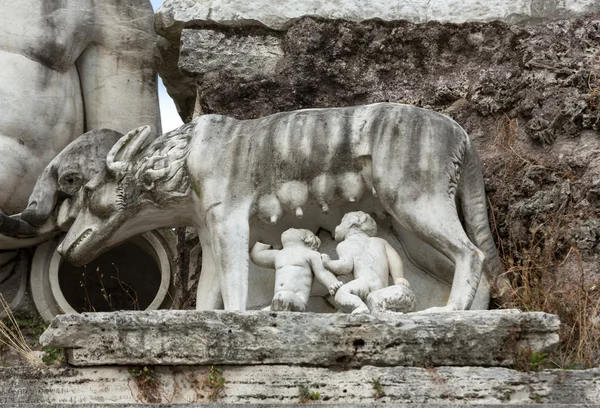 Roma - Piazza del Popolo. La loba mamando romulus y remus los fundadores tradicionales de la ciudad y el imperio de roma — Foto de Stock