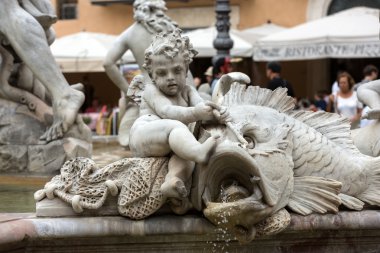  Piazza Navona Neptun Çeşmesi. Giacomo della Porta (1574) ve Antonio della Bitta tarafından tasarlanmıştır. Roma
