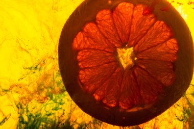 Bir greyfurt dilim su yakın çekim