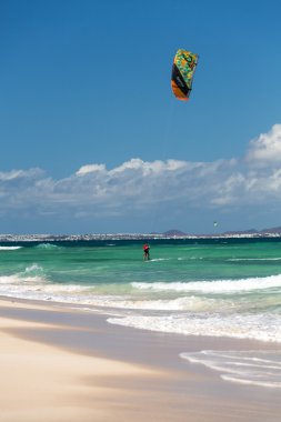 Bilinmeyen kitesurfer Corralejo, Fuerteventura, Kanarya Adaları, İspanya Atlas Okyanusu'nda düz masmavi bir su üzerinde sörf