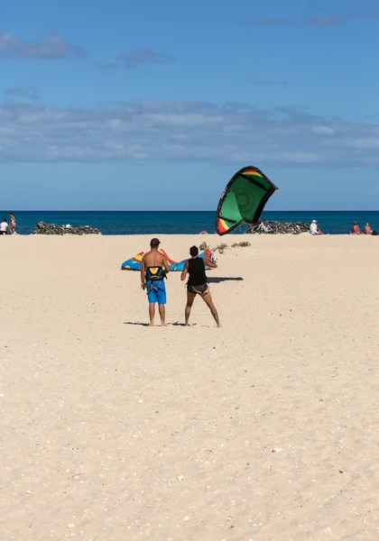 Kite surfer nelle spiagge di Fuerteventura, Spagna — Foto Stock
