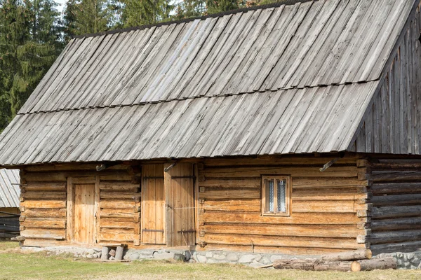 กระท่อมไม้ในหุบเขา Chocholowska ในฤดูใบไม้ผลิ ภูเขาทาตรา โปแลนด์ — ภาพถ่ายสต็อก