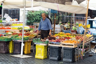  Campo dei Fiori, Merkezi Roma'nın ünlü açık pazarı içinde organik ürünleri satan çiftçi
