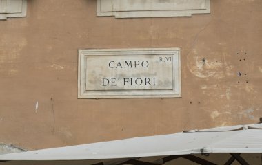 Roma'nın ünlü Campo de Fiori sokak tabak. İtalya.