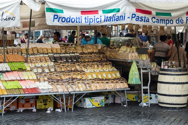 Frutas y verduras frescas en venta en Campo de Fiori, famoso mercado al aire libre en el centro de Roma —  Fotos de Stock