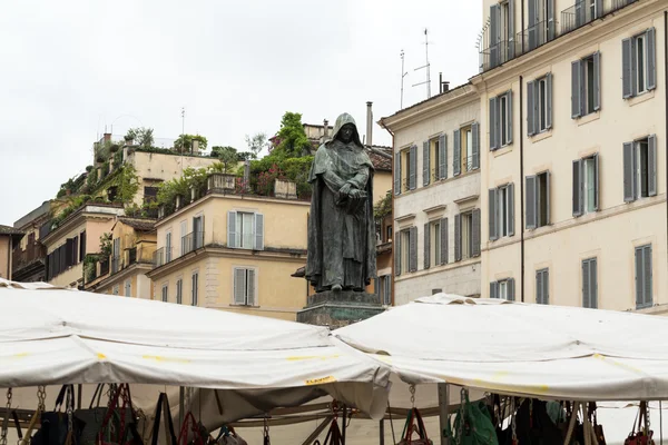 Giordano brvno socha v campo de' fiori, Řím — Stock fotografie