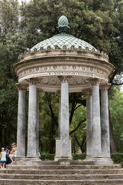 Tempel van Diana in de tuin van Villa Borghese. Rome, Italië — Stockfoto