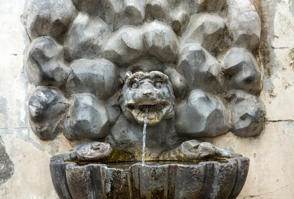 Marmor dricksvatten fontän i trädgårdarna i Villa Borghese, Rom, Italien. — Stockfoto