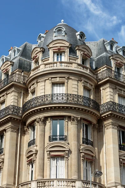 Fachada de casa típica com varanda no 16o arrondisement de Paris. França — Fotografia de Stock