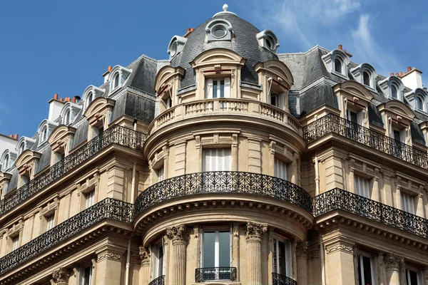 Fachada de casa típica com varanda no 16o arrondisement de Paris. França — Fotografia de Stock