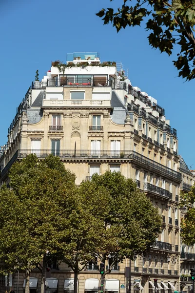 Homlokzat tipikus ház erkélyes 16-án arrondisement Párizs. Franciaország — Stock Fotó