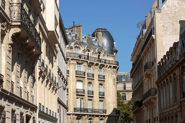 Fachada de casa típica com varanda no 16o arrondisement de Paris. França — Fotografia de Stock