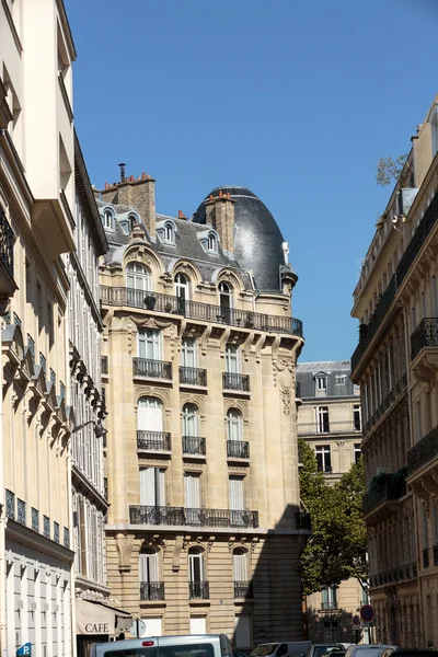 Fachada de casa típica com varanda no 16o arrondisement de Paris. França — Fotografia de Stock