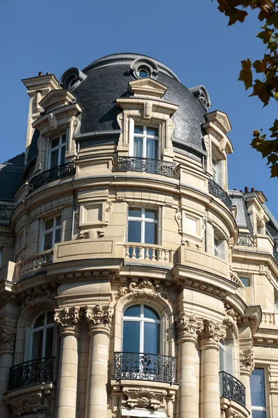 Fachada de casa típica com varanda no 16o arrondisement de Paris. França — Fotografia de Stock