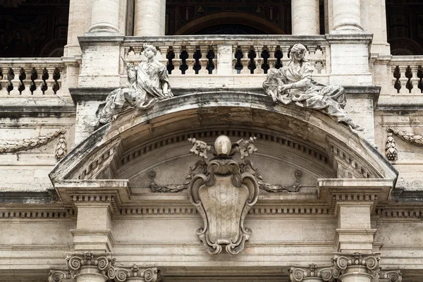 Gevel van de Basilica di Santa Maria Maggiore in Rome, Italië — Stockfoto