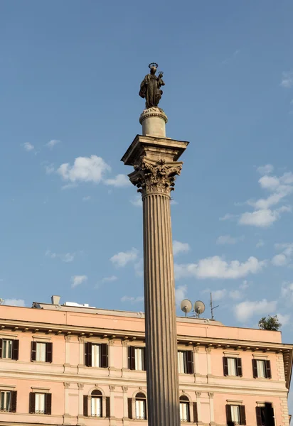 Ρώμη. στήλη πριν από τη Βασιλική της Σάντα Μαρία Ματζόρε — Φωτογραφία Αρχείου