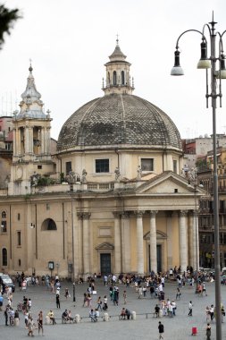  Piazza del Popolo tarihinde Roma'da Santa Maria dei Miracoli Kilisesi,