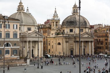 Santa Maria dei Miracoli ve Santa Maria di Montesanto Roma 'da iki kilisedir. Piazza del Popolo 'da yer almaktadırlar.,