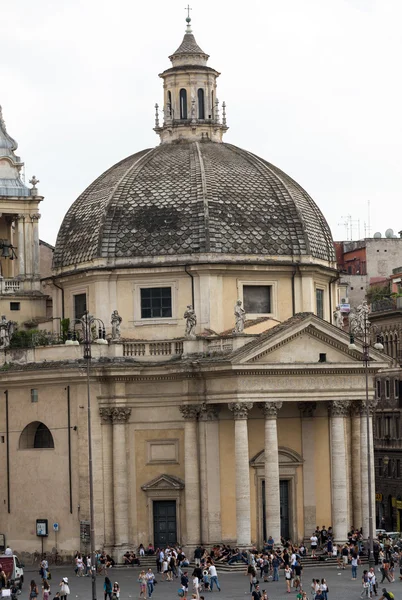 Kościół Santa Maria dei Miracoli w Rzymie na placu Piazza del Popolo, — Zdjęcie stockowe