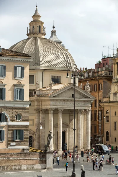 Kościół Santa Maria di Montesanto w Rzymie na placu Piazza del Popolo. — Zdjęcie stockowe