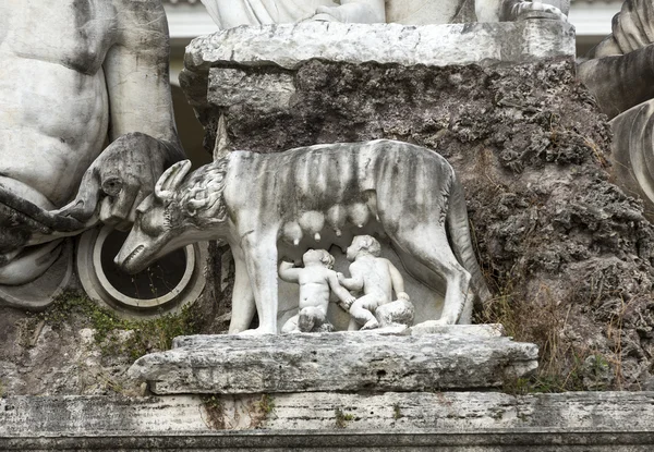 Rome - Piazza del Popolo. De wolvin zuigen van romulus en remus, de traditionele stichters van de stad en het rijk van rome — Stockfoto