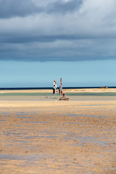 Windsurfing στην παραλία της Costa Calma. Φουερτεβεντούρα, το νησί των Καναρίων. Ισπανία — Φωτογραφία Αρχείου