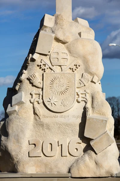 De obelisk in Brzegi in de buurt van Krakau, waar in juli 2016 de massa ter gelegenheid van World Youth Day met de deelname van de paus en 2 miljoenen pelgrims plaatsvinden zal — Stockfoto