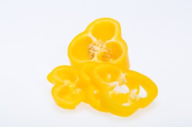 beyaz arkaplanda izole edilmiş tatlı biber 