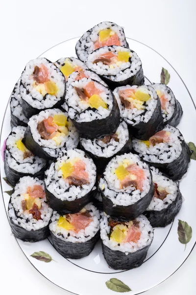 Sushi segar maki gulung terisolasi pada latar belakang putih — Stok Foto