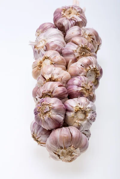 Beyaz arka plan üzerinde izole sarımsak dize