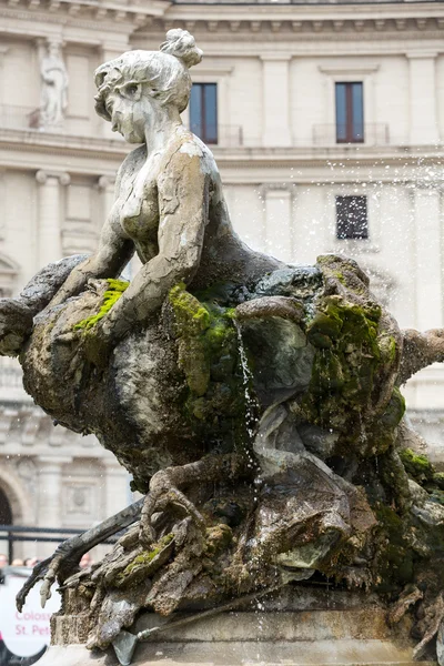 ローマの共和国広場に水の噴水。イタリア — ストック写真