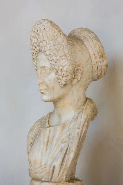 Antiguo busto de la mujer en los baños de Diocleciano en Roma. Italia — Foto de Stock