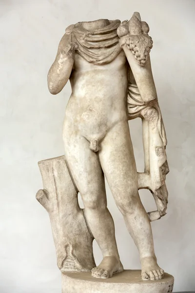 Antiga escultura do homem nos banhos de Diocleciano (Thermae Diocletiani) em Roma. Itália — Fotografia de Stock