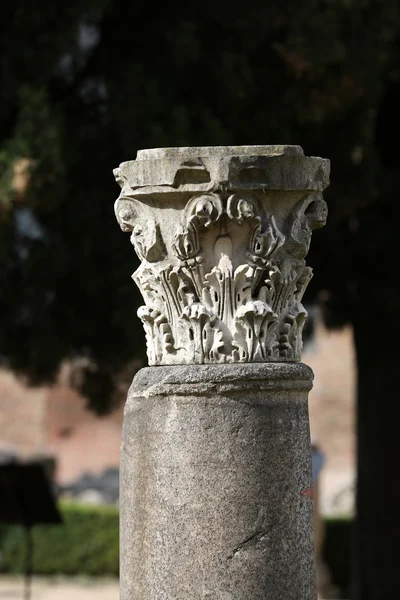 Oude Romeinse kolom in de ruïnes van de Thermen van Diocletianus in Rome, Italië — Stockfoto