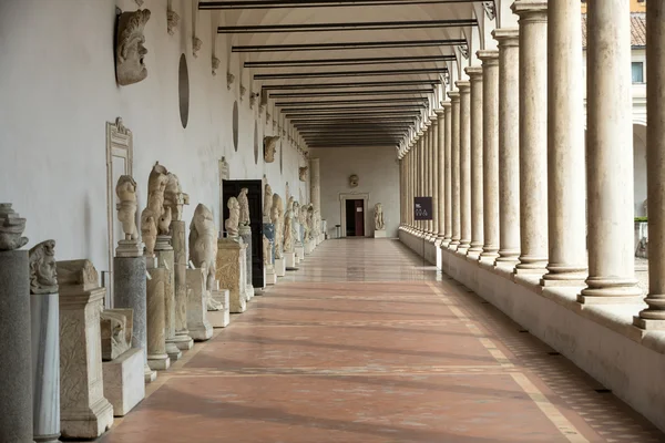 Roma'da Diocletianus (Thermae Diocletiani) hamamlarında Koridor. İtalya