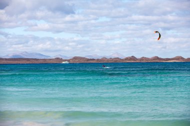  Bilinmeyen kitesurfer Corralejo, Fuerteventura, Kanarya Adaları, İspanya Atlas Okyanusu'nda düz masmavi bir su üzerinde sörf