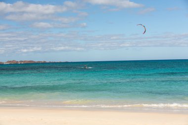  Bilinmeyen kitesurfer Corralejo, Fuerteventura, Kanarya Adaları, İspanya Atlas Okyanusu'nda düz masmavi bir su üzerinde sörf