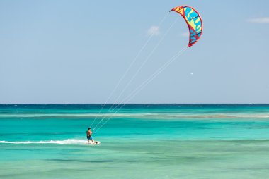  Bilinmeyen kitesurfer Corralejo, Fuerteventura, Kanarya Adaları, İspanya Atlas Okyanusu'nda düz masmavi bir su üzerinde sörf