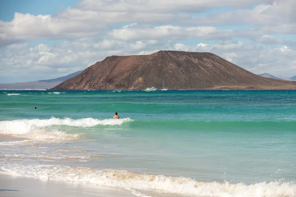 Weergave van Lobos eiland van strand in Corralejo, Fuerteventura, Canarische eilanden, Spanje — Stockfoto