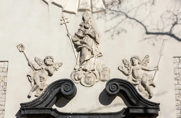 Lättnad på St Adalbert kyrka på stora torget i Krakow, Polen — Stockfoto