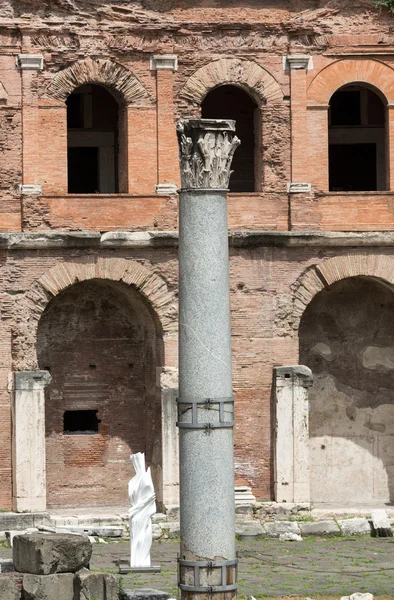 Le rovine del Mercato di Traiano (Mercati di Traiano) a Roma. Italia — Foto Stock