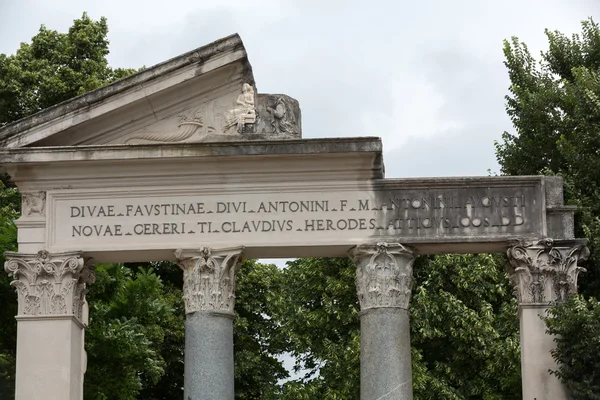 Ruines van een tempel in het openbare park Villa Borghese in Rome. Italië — Stockfoto