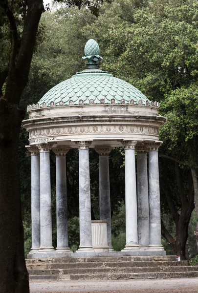 Храм Дианы в саду виллы Боргезе. Рим, Италия — стоковое фото