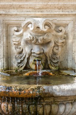 Villa Borghese, Roma, İtalya, bahçelerde bir insan kafası şeklinde mermer çeşme.