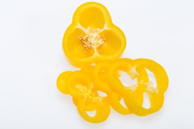 beyaz arkaplanda izole edilmiş tatlı biber 