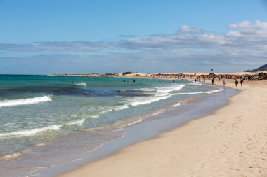  Fuerteventura, Kanarya Adaları üzerinde Corralejo sahilde turistler dinlenme