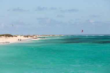  Corralejo Atlas Okyanusu'nda düz masmavi bir su üzerinde sörf kitesurfers. Fuertevetnura, İspanya