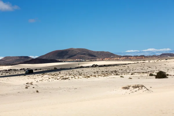 Corralejo Sanddünen und erloschene Vulkane im Hintergrund. Fuerteventura, Kanarische Inseln, Spanien — Stockfoto